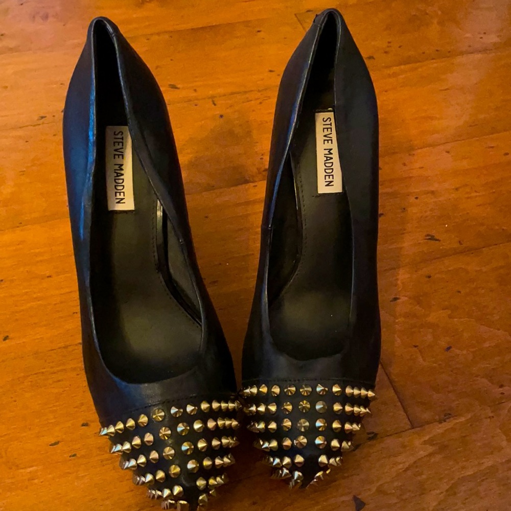 Spike detail black pumps